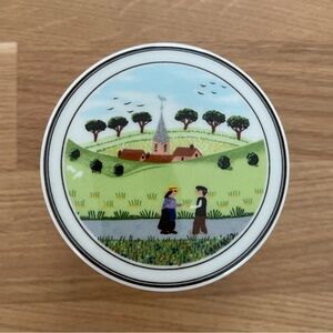 Villeroy & Boch Design Naif 3”in Porcelain Trinket Box Countryside Couple